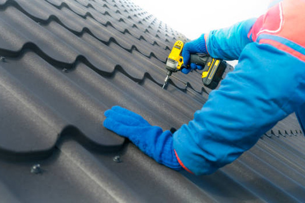 Couvreur professionnel intervenant sur une toiture à Bagnolet